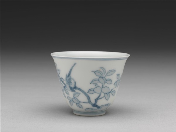 Porcelain cup with a scene of birds perched in fruiting trees in underglaze blue by Unknown artist