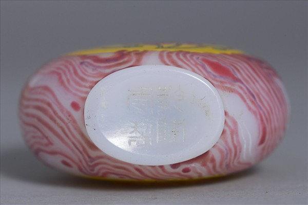 瑪瑙紋玻璃胎畫琺瑯蓮花紋鼻煙壺