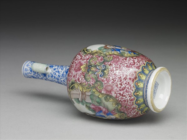 琺瑯彩錦地開光西洋人物貫耳瓶