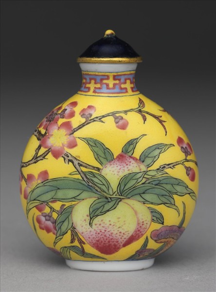 玻璃胎畫琺瑯黃地桃實紋鼻煙壺