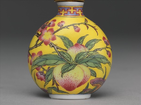 玻璃胎畫琺瑯黃地桃實紋鼻煙壺