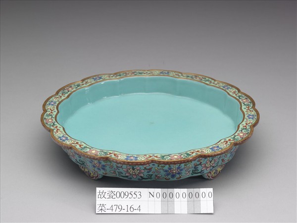 粉彩湖綠地番蓮紋菊瓣式盆托