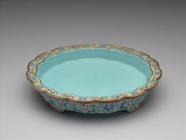 粉彩湖綠地番蓮紋菊瓣式盆托