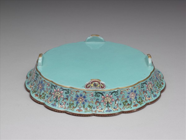 粉彩湖綠地番蓮紋菊瓣式盆托