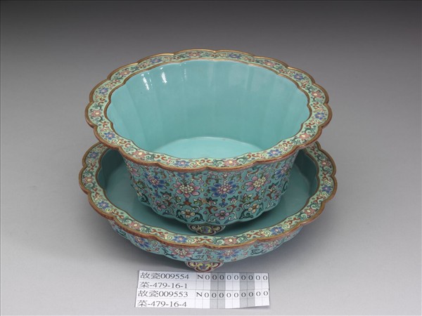 粉彩湖綠地番蓮紋菊瓣式盆托