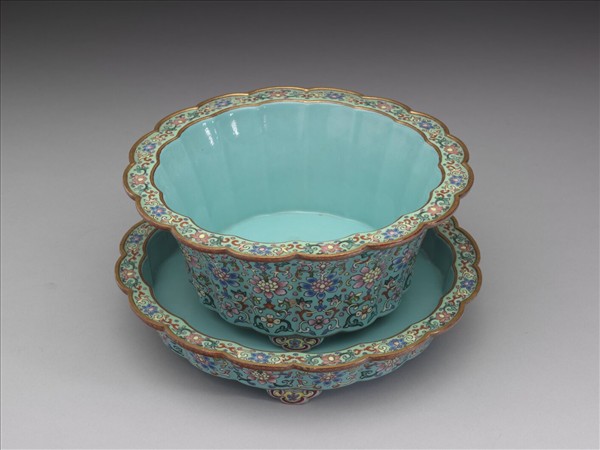 粉彩湖綠地番蓮紋菊瓣式盆托