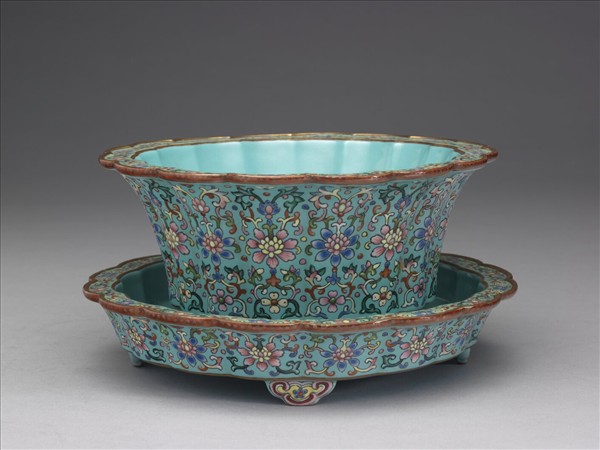 粉彩湖綠地番蓮紋菊瓣式盆托