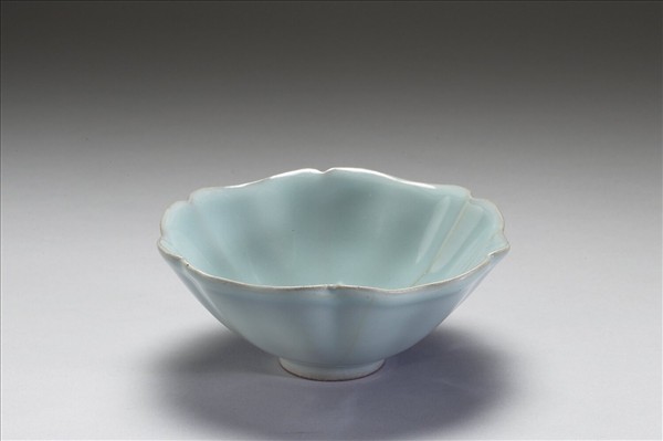 青瓷葵花式碗