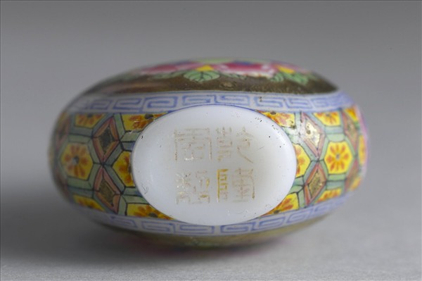 玻璃胎畫琺瑯萬壽鼻煙壺