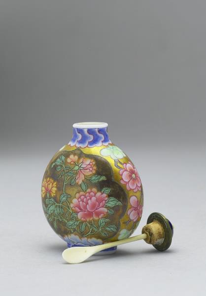 玻璃胎畫琺瑯花卉鼻煙壺