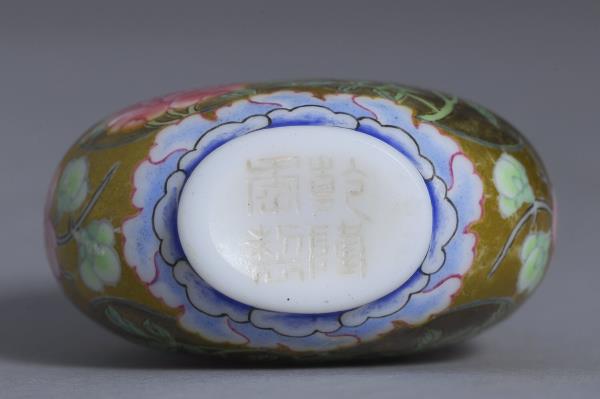 玻璃胎畫琺瑯花卉鼻煙壺