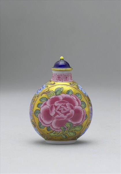 玻璃胎畫琺瑯金地花卉紋鼻煙壺