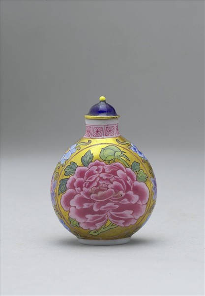 玻璃胎畫琺瑯金地花卉紋鼻煙壺