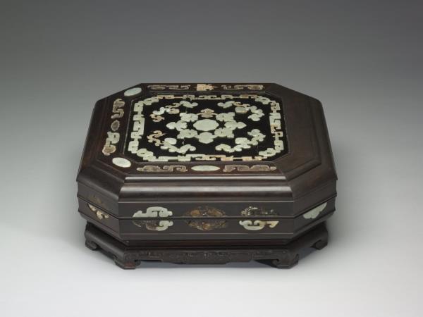 嵌玉八角形木匣多寶格