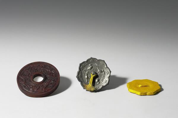 〈寧壽續鑑‧第二十七冊〉鏡匣雕刻木蓋附周興岱行書〈明皇賜鏡詩〉