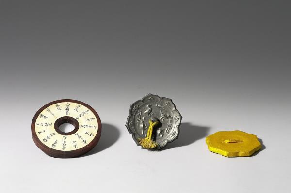 〈寧壽續鑑‧第二十七冊〉鏡匣雕刻木蓋附周興岱行書〈明皇賜鏡詩〉