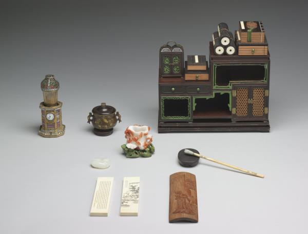 紫檀嵌骨書几式多寶格