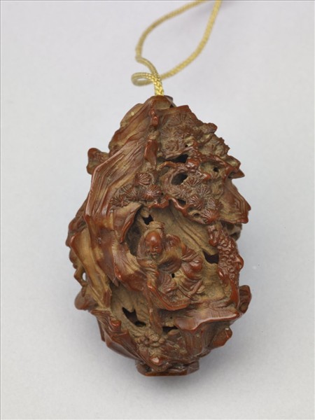 核桃核雕靜聽松風扇墜