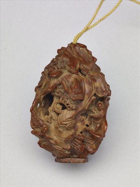 核桃核雕靜聽松風扇墜