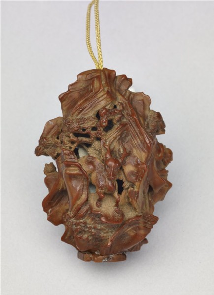 核桃核雕靜聽松風扇墜