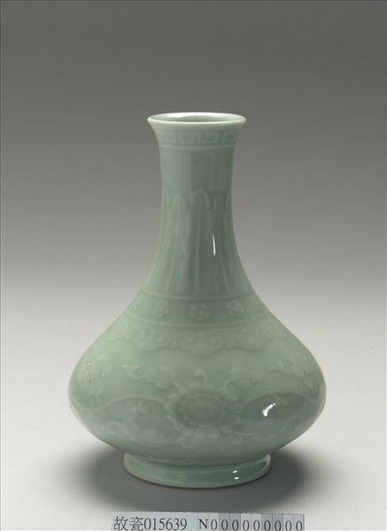 青瓷刻花菊花紋長頸瓶