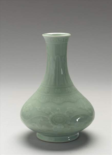 青瓷刻花菊花紋長頸瓶