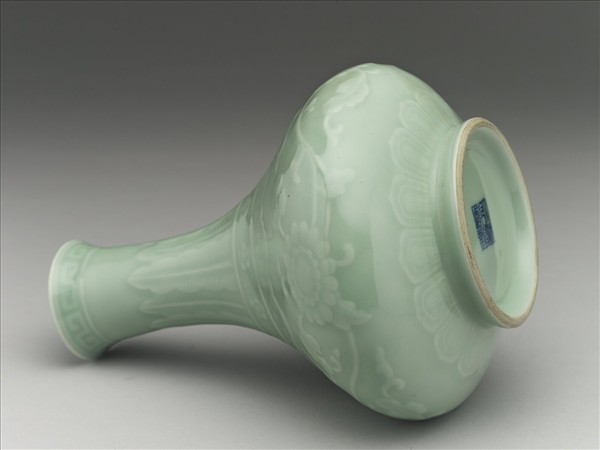 青瓷刻花菊花紋長頸瓶