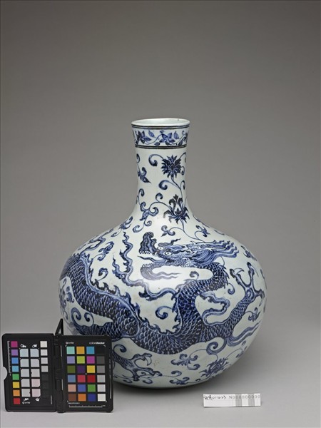 青花穿蓮龍紋天球瓶