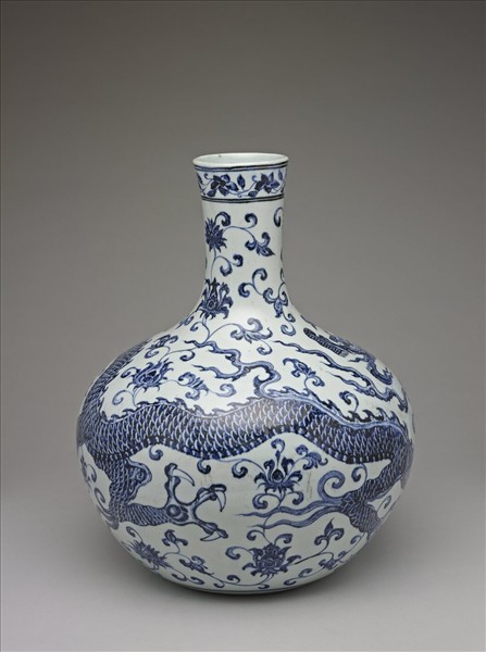 青花穿蓮龍紋天球瓶