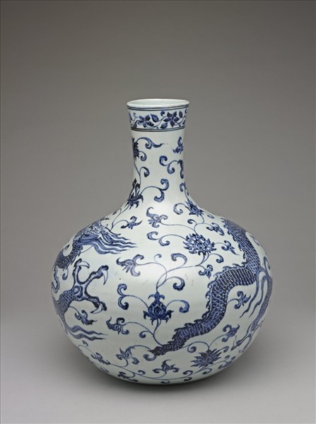 青花穿蓮龍紋天球瓶