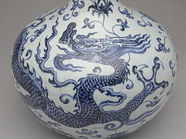 青花穿蓮龍紋天球瓶