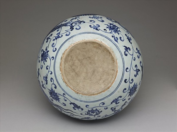 青花穿蓮龍紋天球瓶