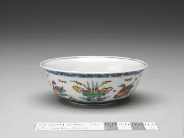 鬥彩蓮塘紋碗
