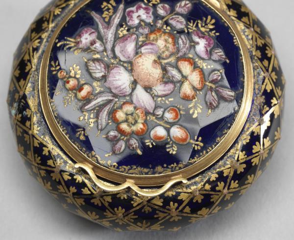 深藍玻璃描金畫琺瑯盒