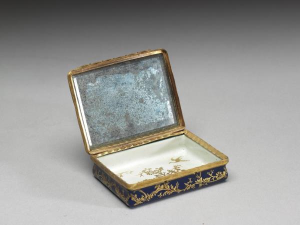 銅胎畫琺瑯花卉鼻煙盒