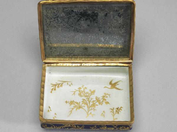 銅胎畫琺瑯花卉鼻煙盒