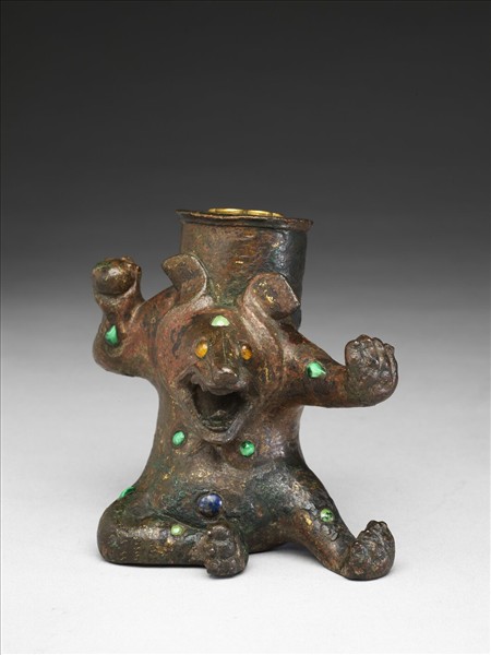 Bear-shaped bronze zun vessel by Unknown artist